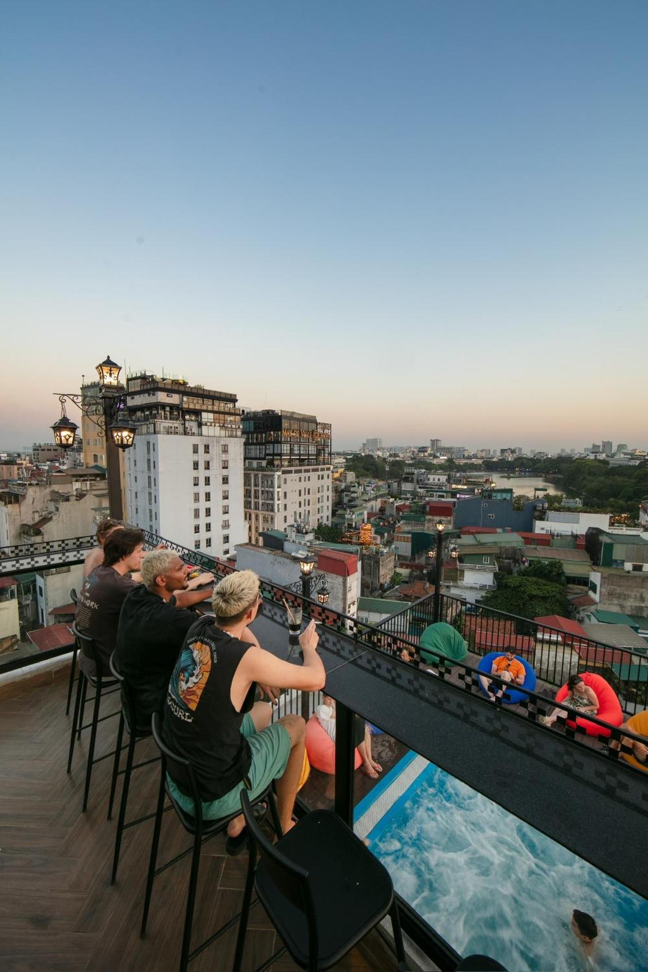 Lakeview Backpackers Hostel & Rooftop Bar 하노이 외부 사진