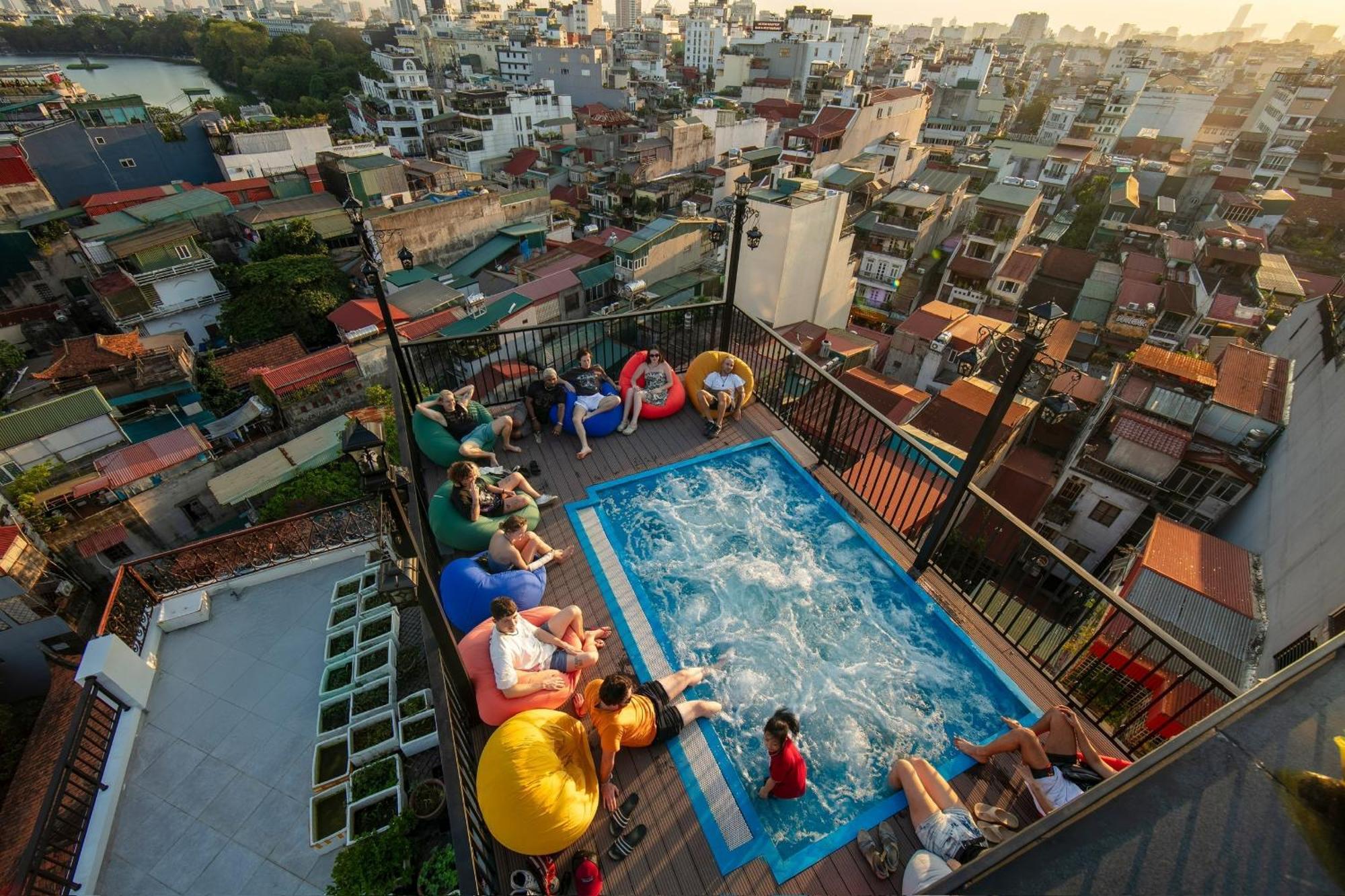Lakeview Backpackers Hostel & Rooftop Bar 하노이 외부 사진