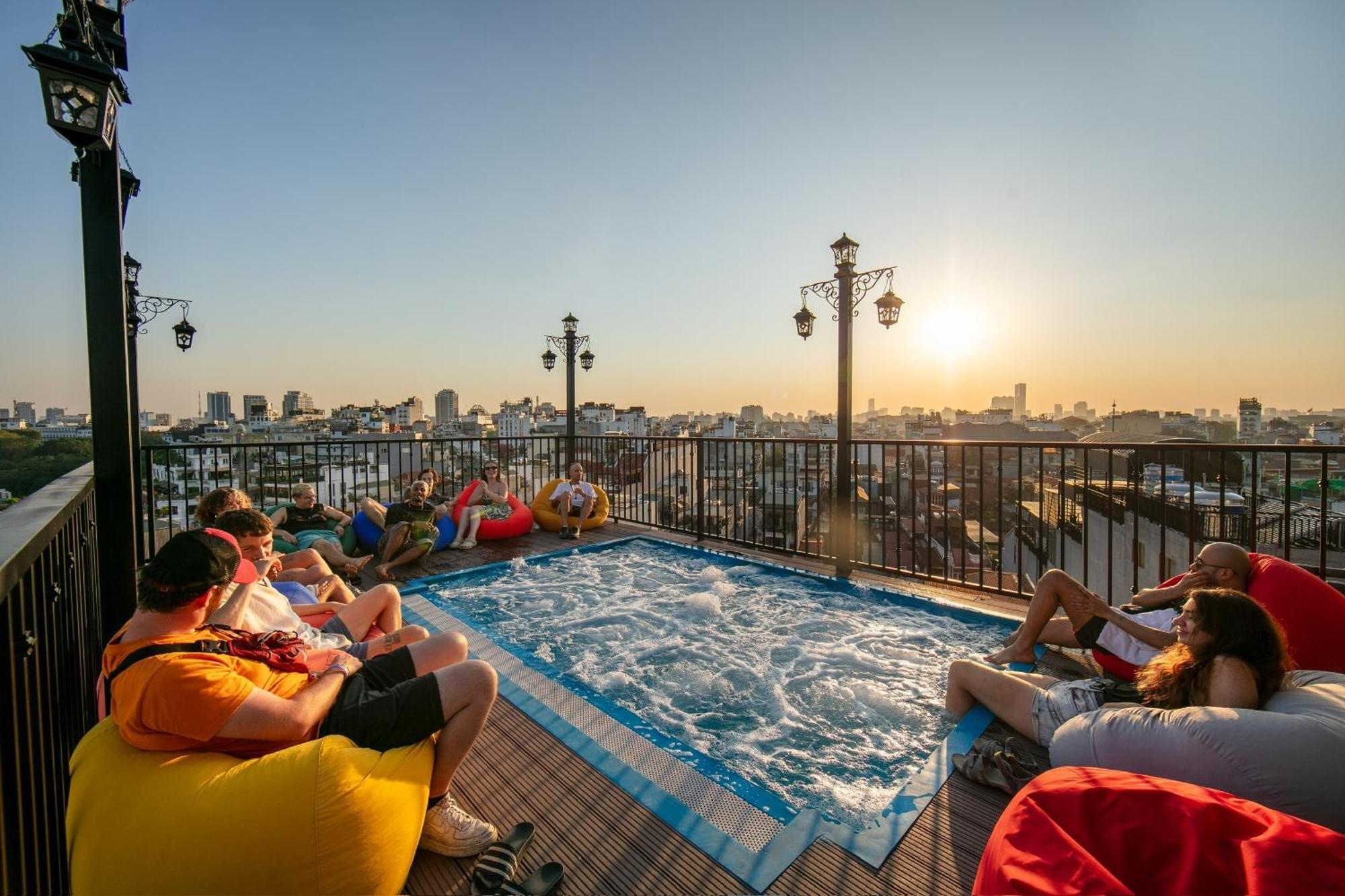 Lakeview Backpackers Hostel & Rooftop Bar 하노이 외부 사진
