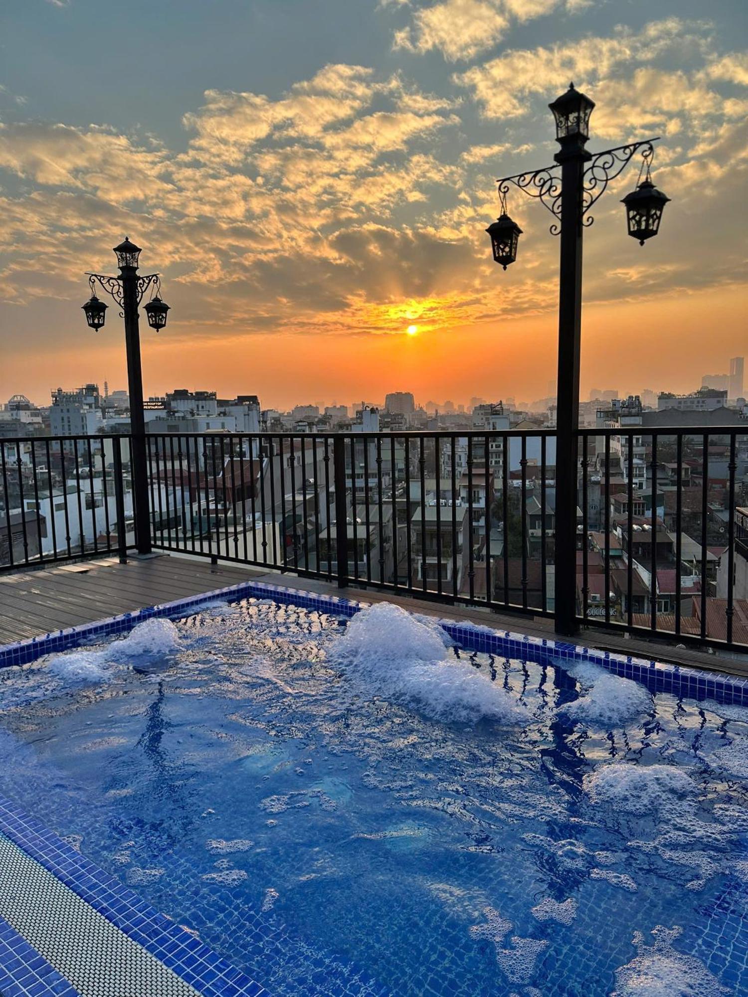Lakeview Backpackers Hostel & Rooftop Bar 하노이 외부 사진